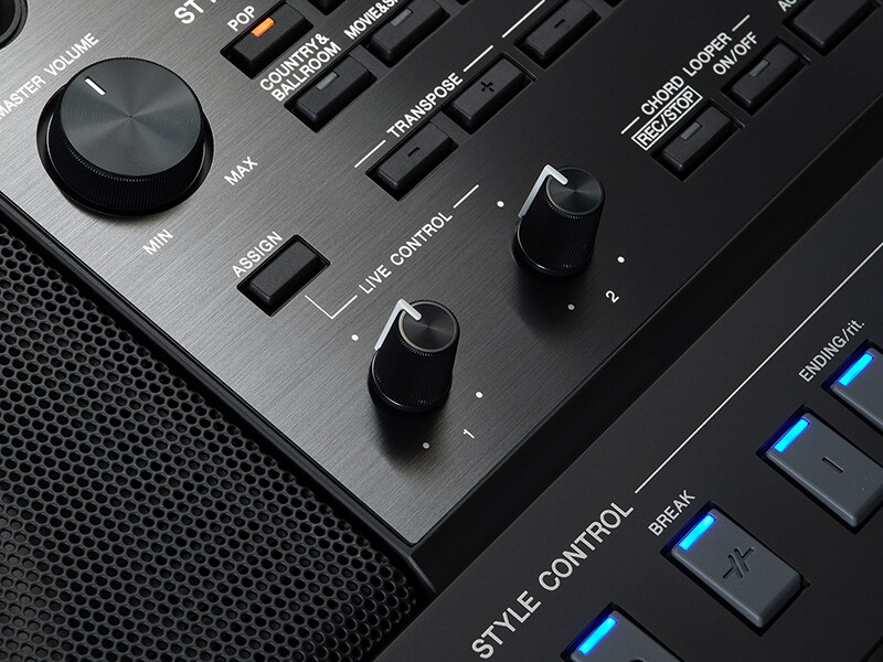 Nærbilde av tilordningsbar knapp og Live Control-vribrytere på Yamaha Arranger Workstation PSR-SX920