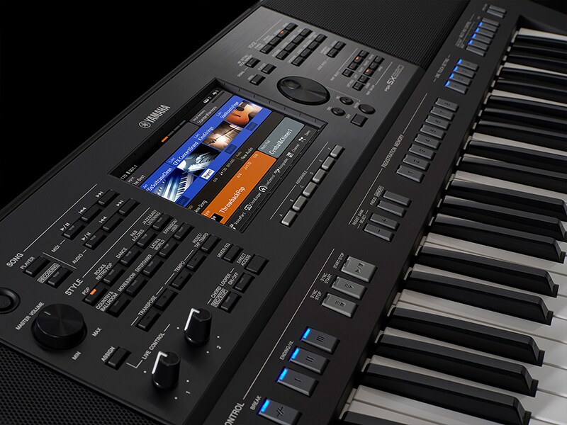Bilde av Yamaha Arranger Workstation PSR-SX720+ tatt diagonalt ovenfra til venstre