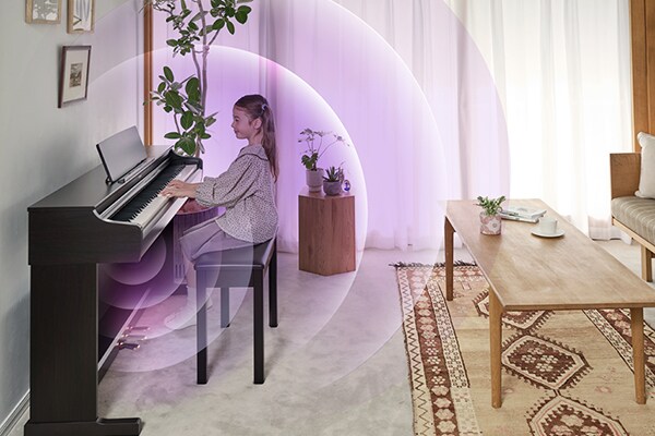 Lydbølger som brer seg ut fra et ARIUS-piano i en stue