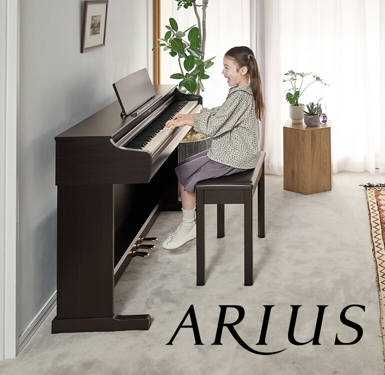 En jente som spiller på et ARIUS digitalt piano hjemme, og som viser en stadig voksende musikalitet og dypere følelsesmessige uttrykk.