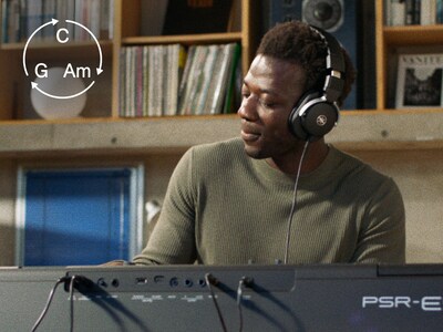 Illustrasjon av Auto Chord Play-funksjonen på PSR-E483