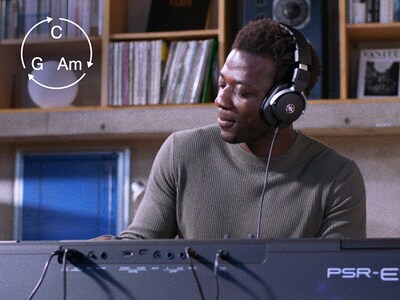 Illustrasjon av Auto Chord Play-funksjonen på PSR-E583