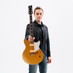 Chris Buck som stolt viser frem sin Signature Revstar RS02CB