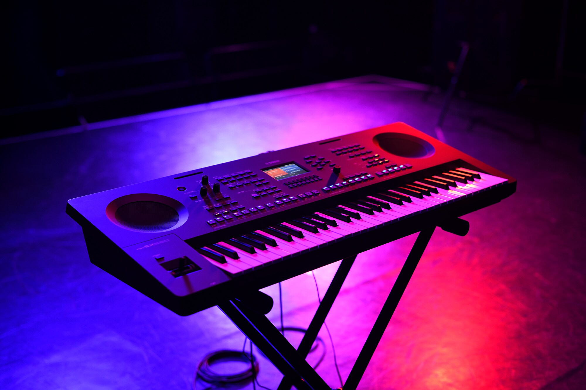 Et keyboard på et stativ under scenelys