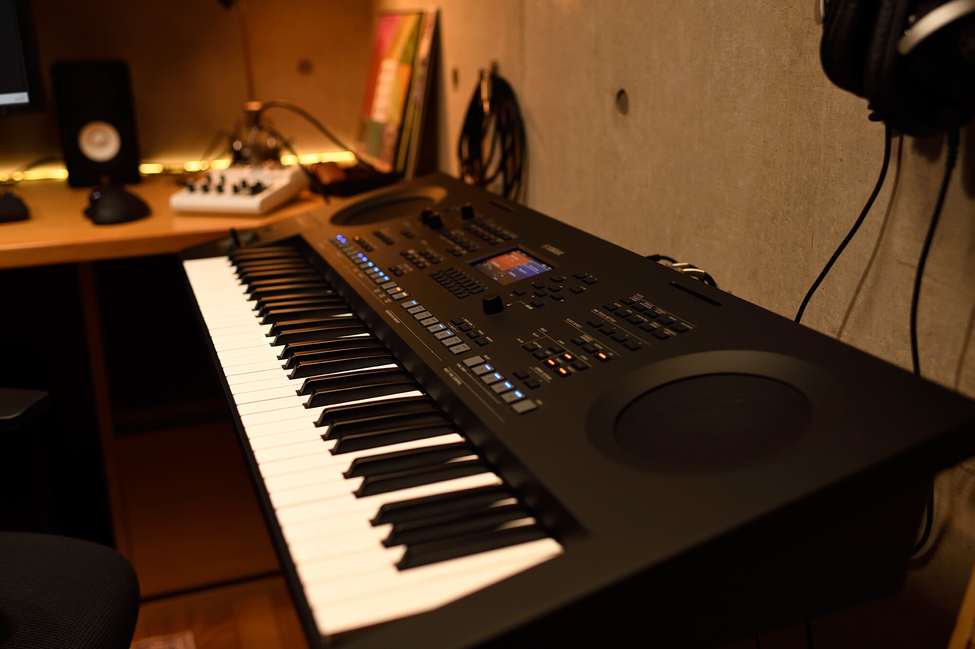 En musikkarbeidsplass hjemme med datamaskin og keyboard