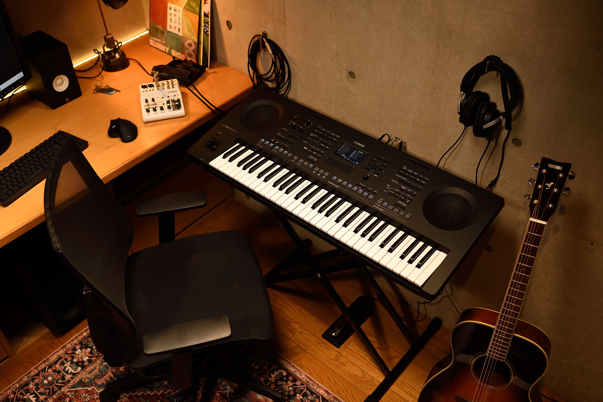 En musikkarbeidsplass hjemme med datamaskin og keyboard