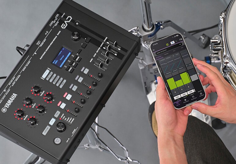 En bruker som kontrollerer EAD50 ved hjelp av EAD Touch-appen