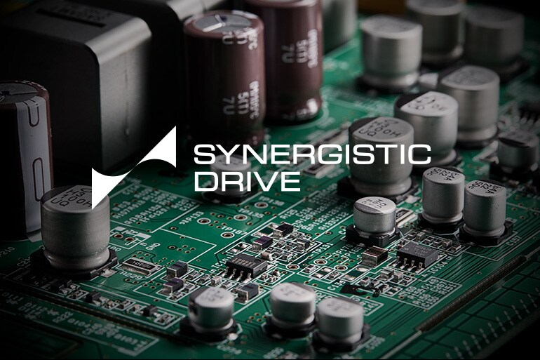 Intern forsterkerkrets i NX-70A og Synergistic Drive-logoen