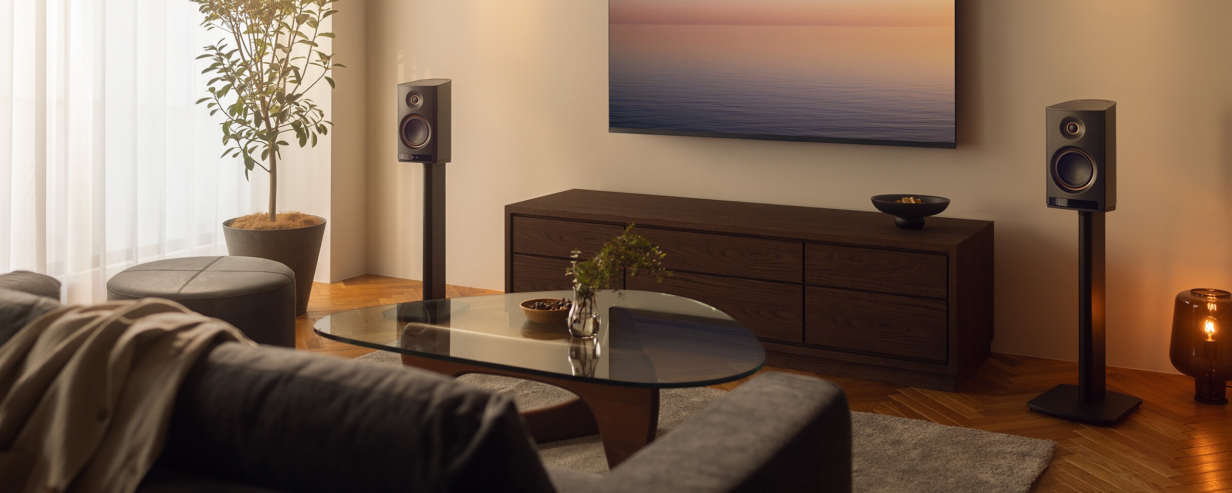 NX-70A trådløs Hi-Fi-høyttaler plassert ved siden av en TV i en moderne stue