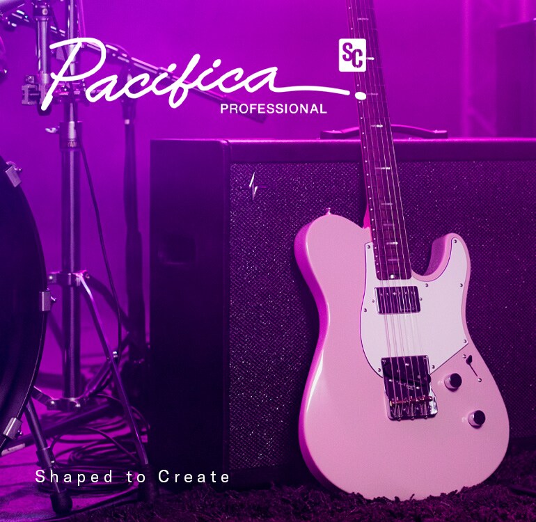 Pacifica SC Standard Plus (PACS+11S ASP) plassert ved siden av en gitarforsterker