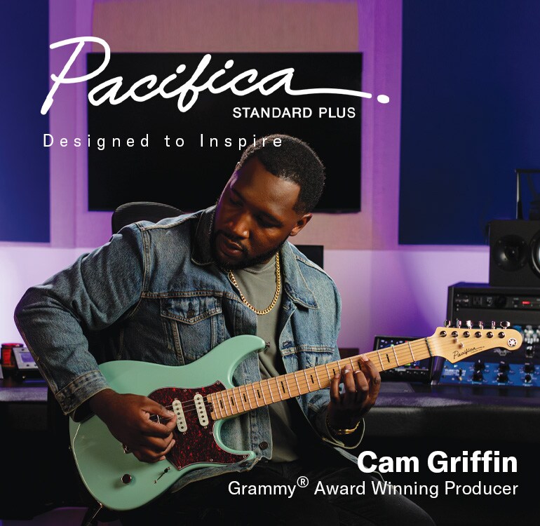 Cam Griffin spiller på Pacifica Standard Plus 12 Sonic Blue i et innspillingsstudio