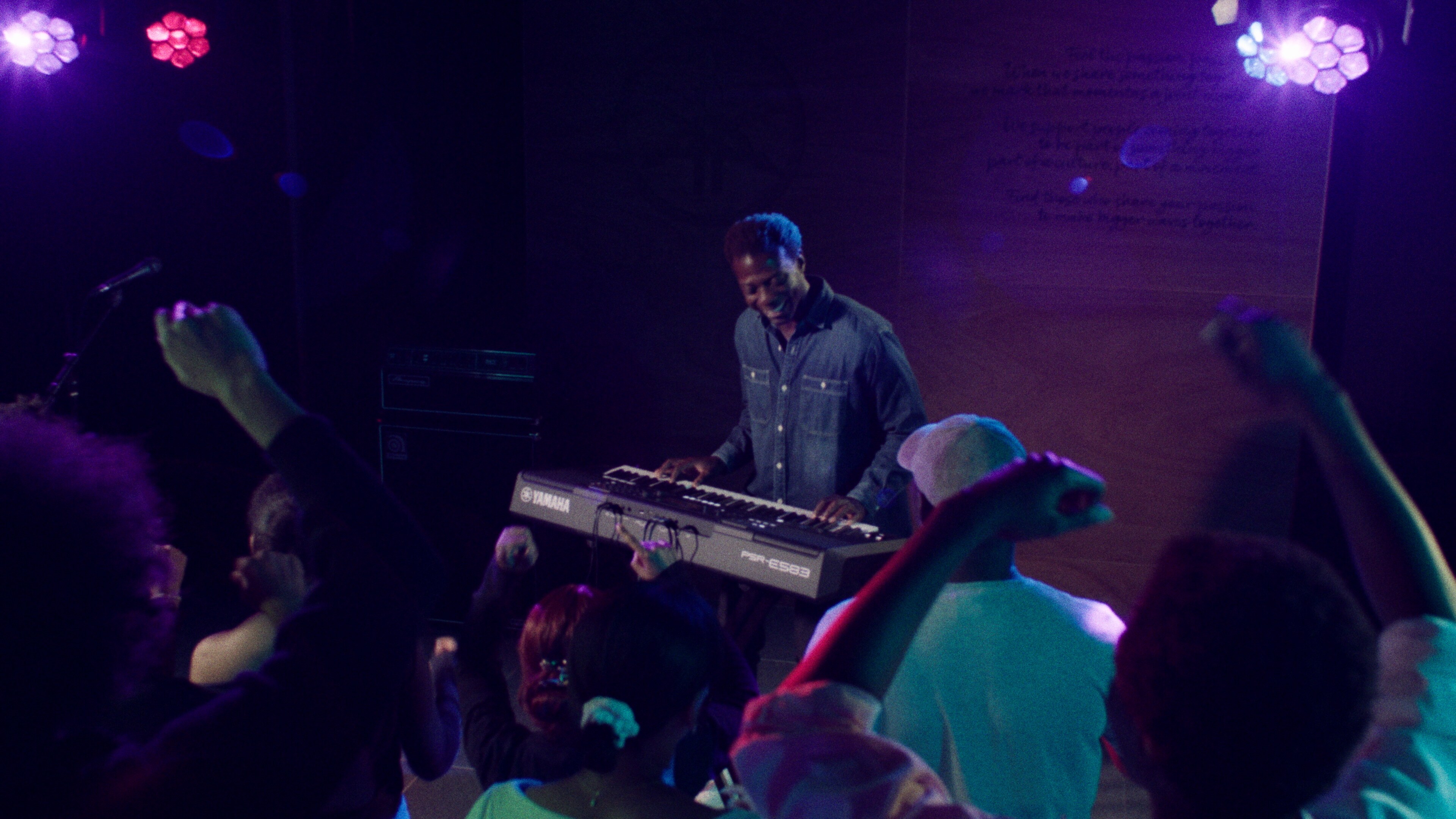 En person som spiller på et Yamaha PSR-E583 med hodetelefoner