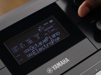 Illustrasjon av midtseksjonen og skjermen til PSR-E483