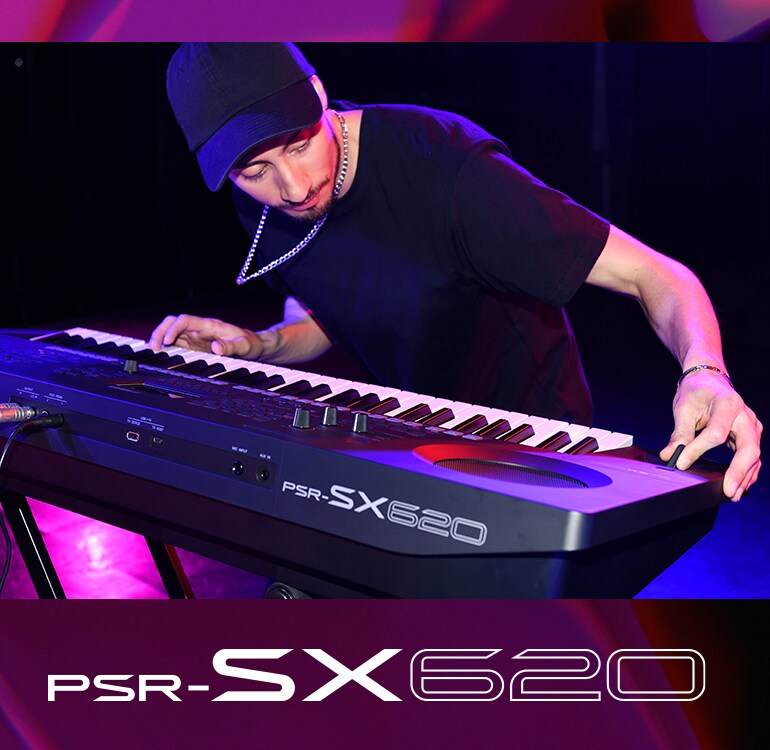 Musiker som spiller på et PSR-SX620-keyboard på scenen.