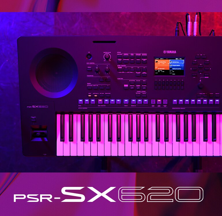 PSR-SX620-keyboard sett ovenfra under scenelys.