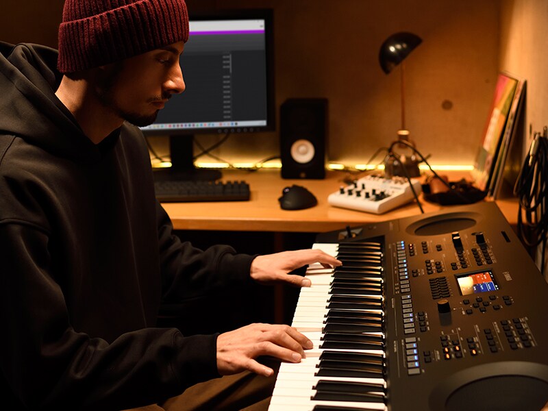 Person som spiller på et PSR-SX620-keyboard i et hjemmestudio.