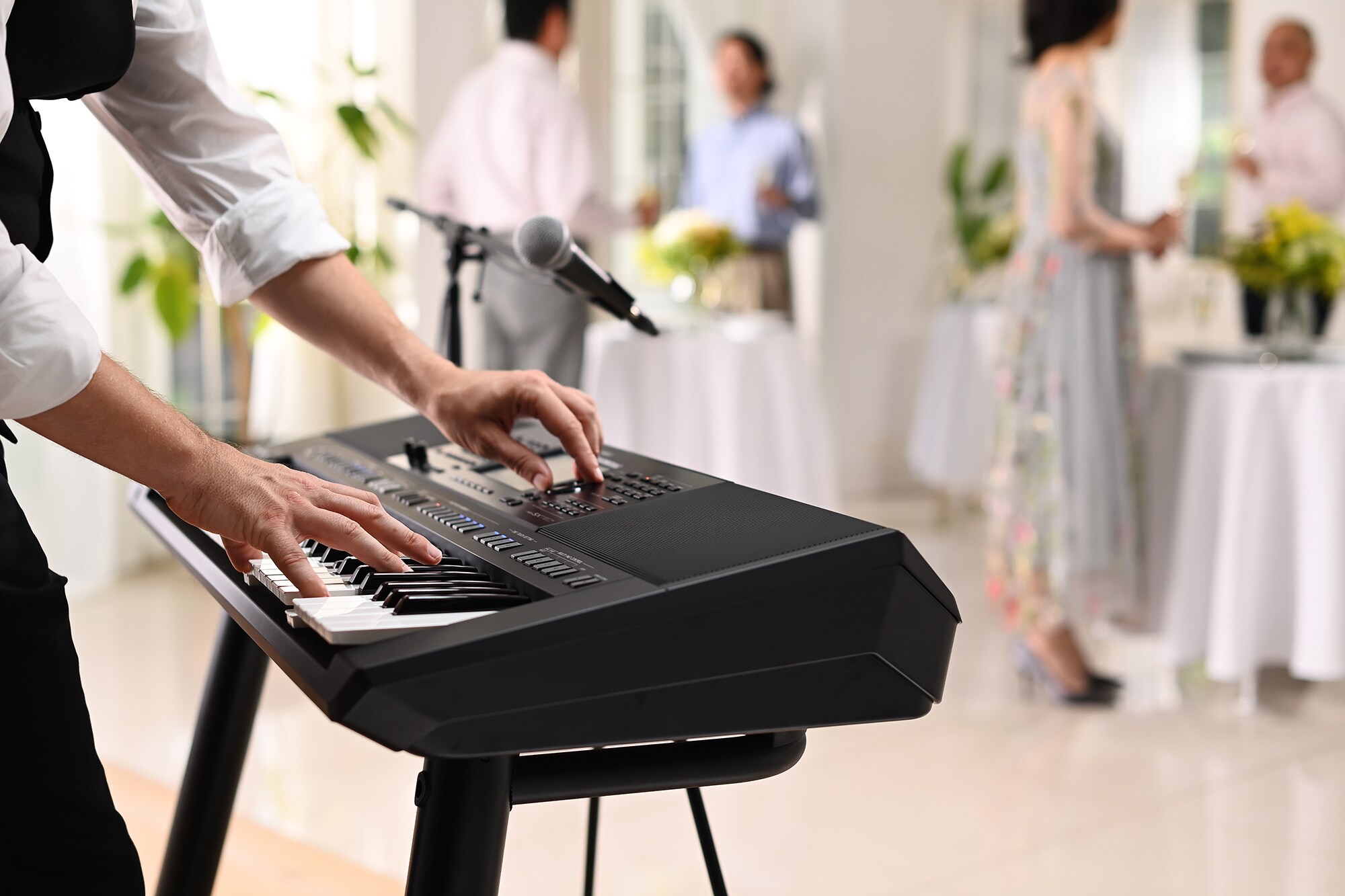 Yamaha Arranger Workstation PSR-SX720+ som blir spilt på i et festlokale