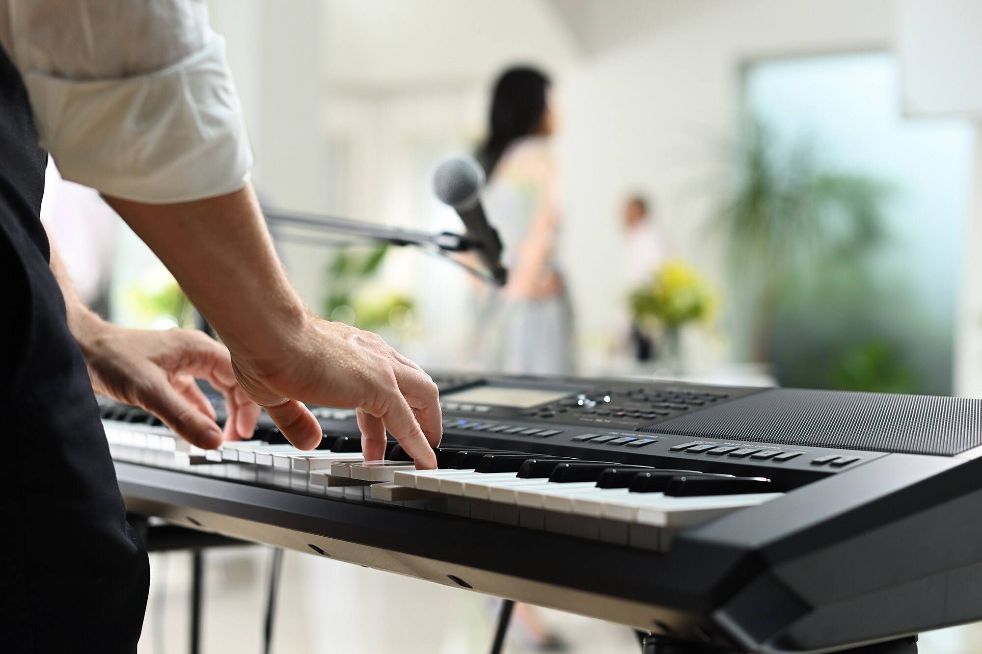 Yamaha Arranger Workstation PSR-SX720+ som blir spilt på i et festlokale