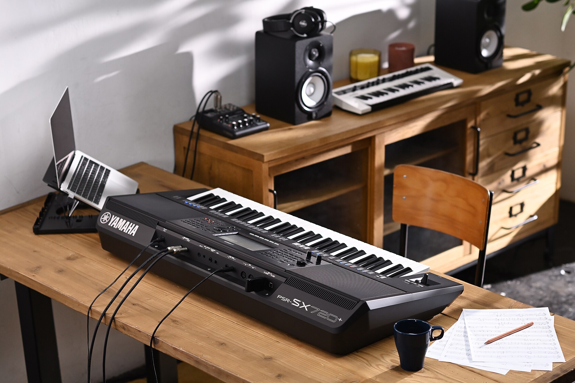 Yamaha Arranger Workstation PSR-SX720+ på et skrivebord