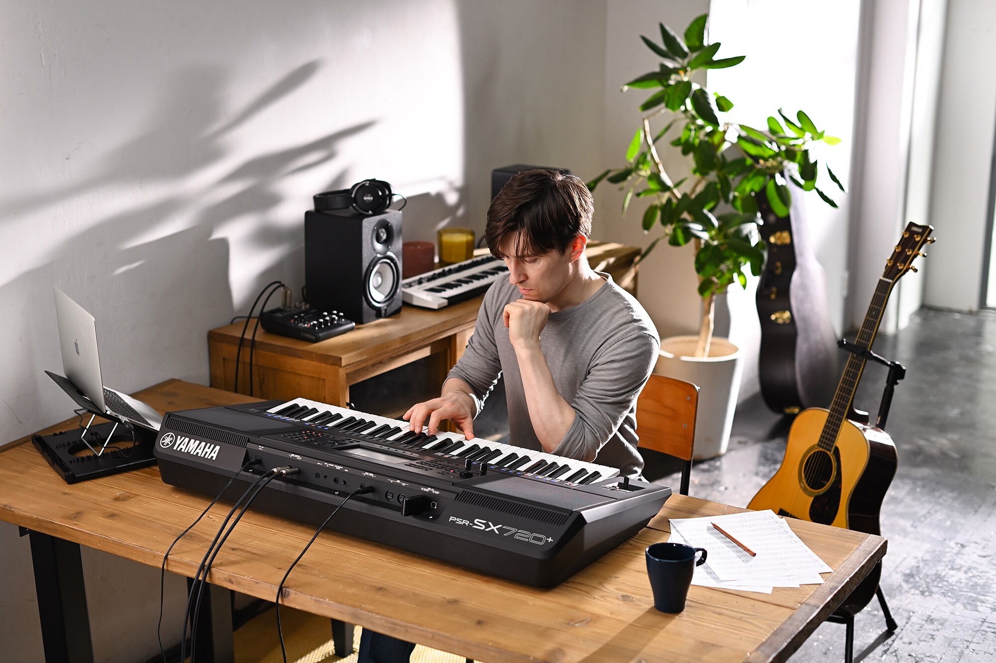 Bilde av en person som spiller på Yamaha Arranger Workstation PSR-SX720+