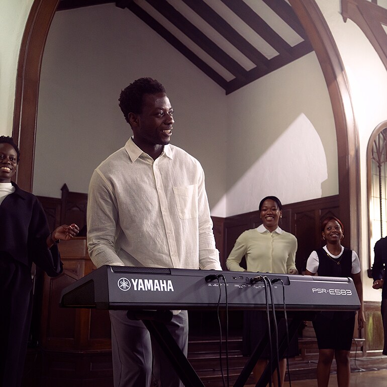 En person som spiller på et Yamaha PSR-E483 i kirken