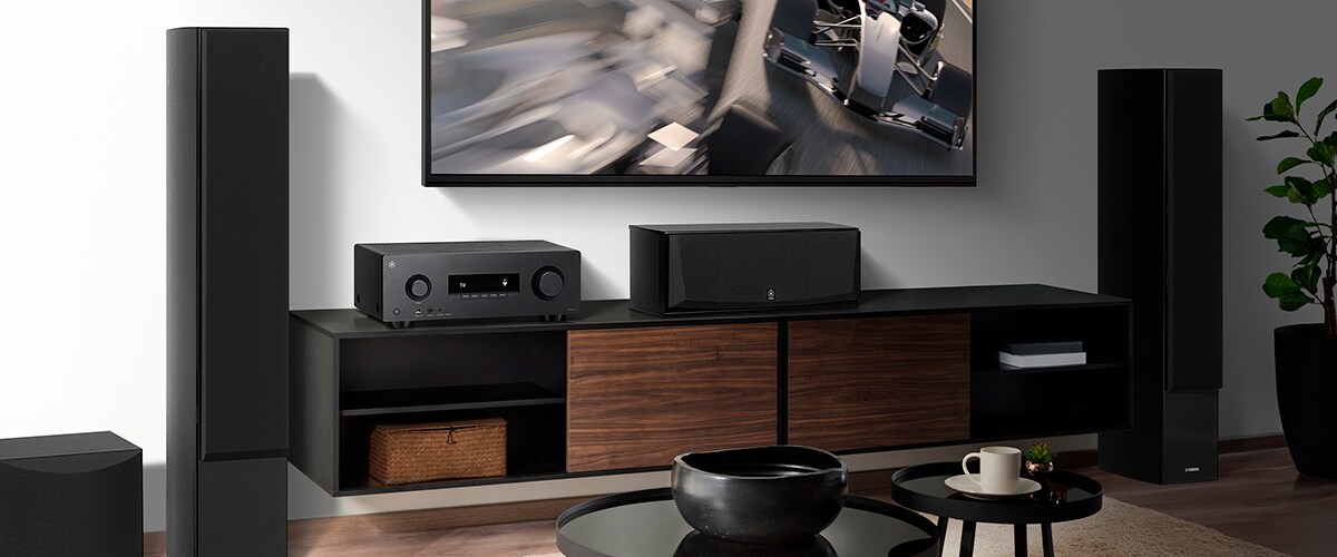 RX300A, en senterhøyttaler, fronthøyttalere og en subwoofer i et rom.