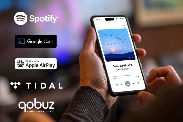 Logoer for Spotify, Google Cast, Apple Airplay, TIDAL, qobuz og en mann som bruker en smarttelefon til musikkavspilling.