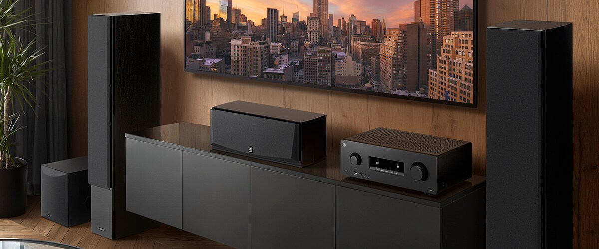 RX500A, en senterhøyttaler, fronthøyttalere og en subwoofer i et rom.
