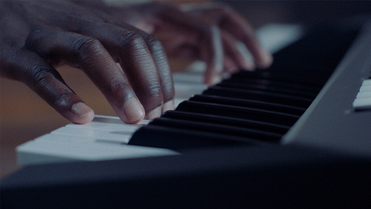 En person som spiller på Yamaha PSR-E583