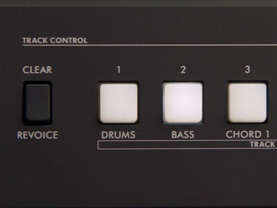 Illustrasjon av Track Control-funksjonen på PSR-E483