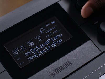 Illustrasjon av midtseksjonen og skjermen til PSR-E583