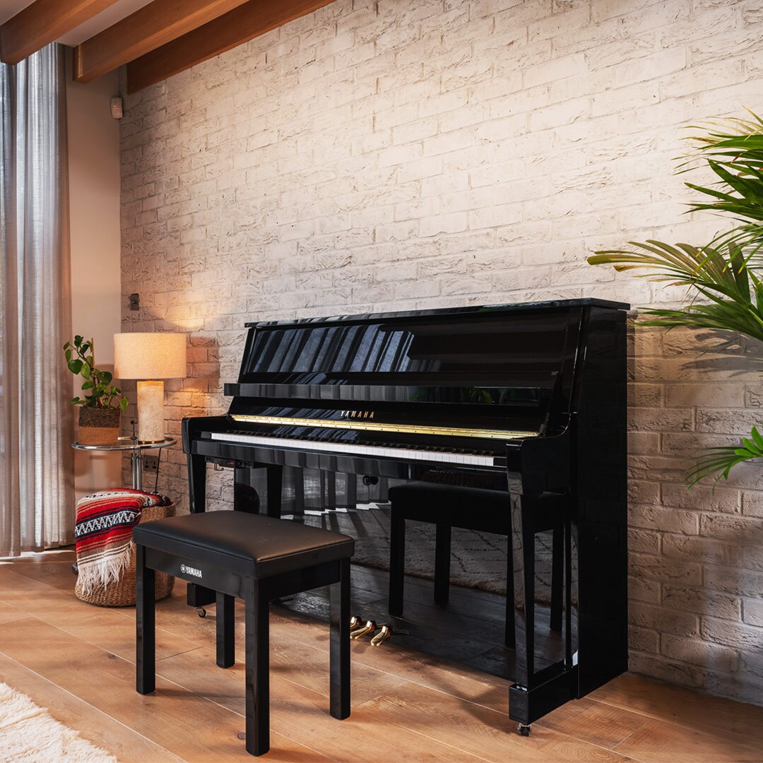 Det opprettstående pianoet B20 plassert i stuen