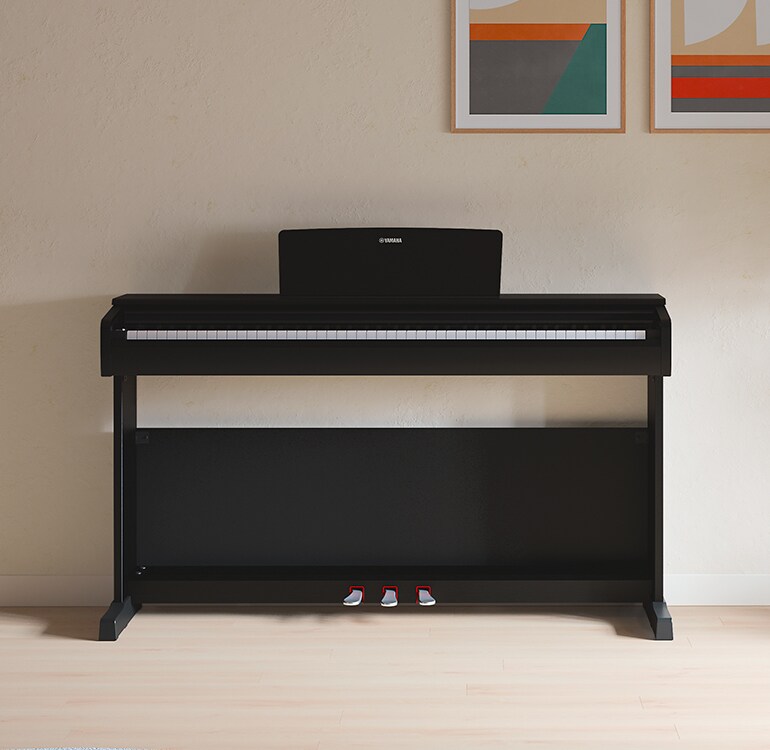 En stue med et svart ARIUS-piano, stueplanter og en sofa, harmonisk integrert i interiøret