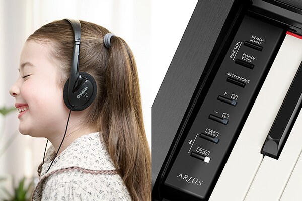 Spiller på et ARIUS-piano med hodetelefoner, og et bilde av kontrollpanelet