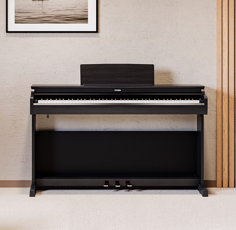 En stue med et svart ARIUS-piano, stueplanter og en sofa, harmonisk integrert i interiøret