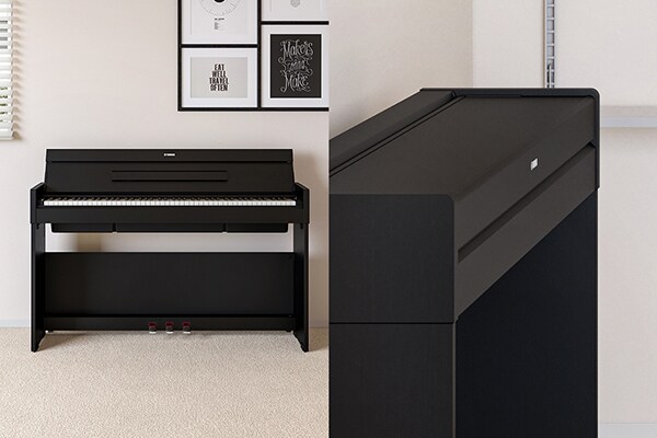 Et ARIUS-piano som går i ett med stueinteriøret, og et ARIUS-piano med en flatere, mer kompakt design fordi lokket er lukket