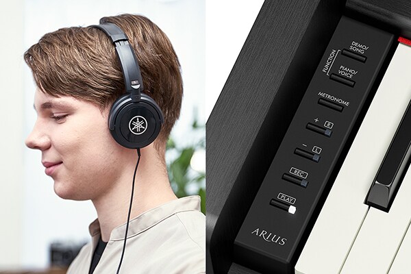 Spiller på et ARIUS-piano med hodetelefoner, og et bilde av kontrollpanelet