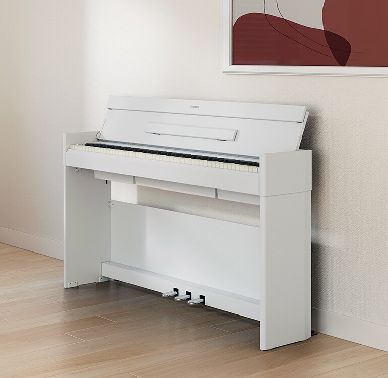 En stue med et ARIUS-piano, stueplanter og en sofa, harmonisk integrert i interiøret