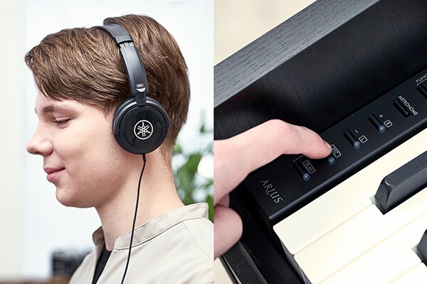 Spiller på et ARIUS-piano med hodetelefoner og betjener knappene på kontrollpanelet