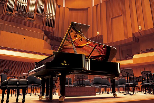 Yamaha CFX-konsertflygel på en konsertscene