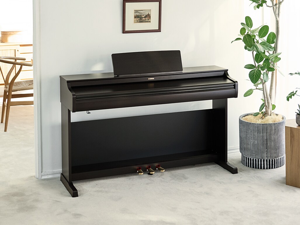 Det kompakte og raffinerte designet til ARIUS digitale pianoer glir naturlig inn i stuer.