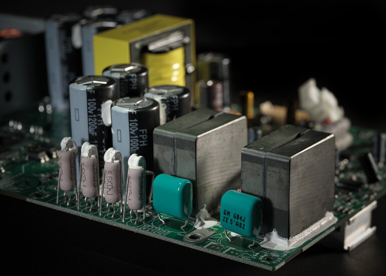 6 – 2500 W klasse D-effektforsterker