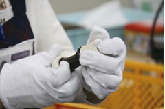 Inspektør som sjekker en del fra en blokkfløyte