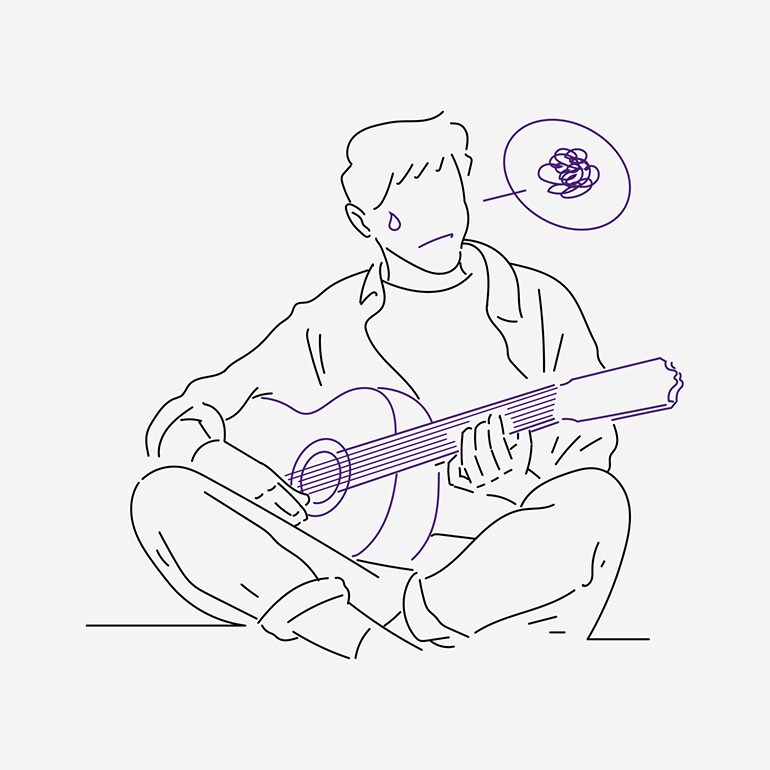 En mann som har vanskeligheter med å øve på en gitar