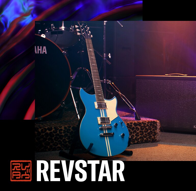 Elektrisk gitar Revstar Professional “RSP20 SWB” plassert foran et trommesett fra Yamaha.