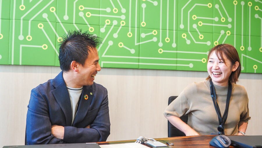 Mr. Takaya and Ms. Toyoshima talking together inside the office
